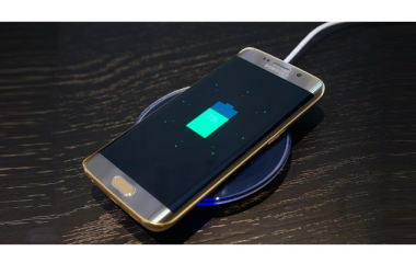 Samsung випустила нову модель унікальної бездротової зарядки для Galaxy S6 Edge+ і Galaxy Note 5